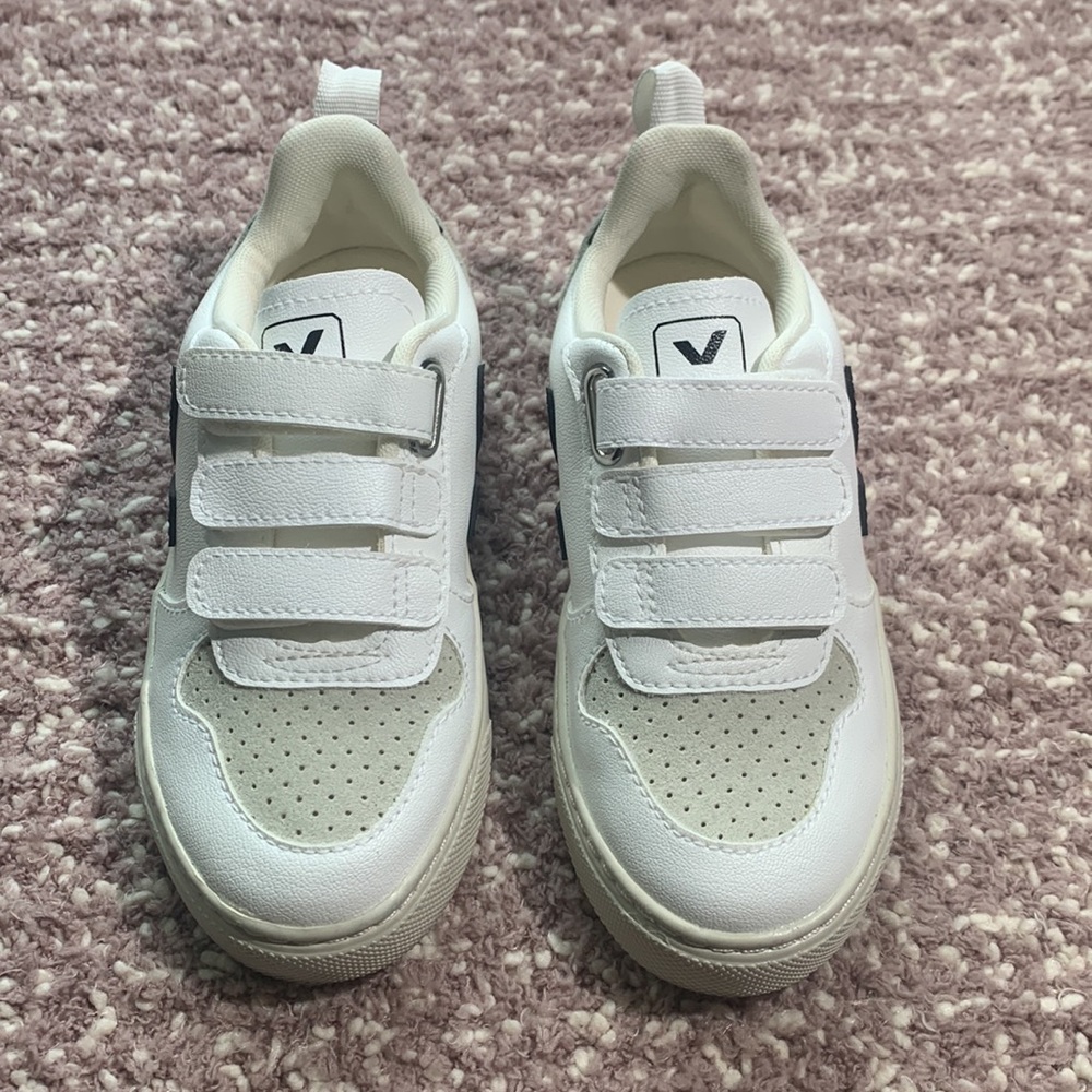 Veja V- 10 Sneaker - Picture 4 of 11